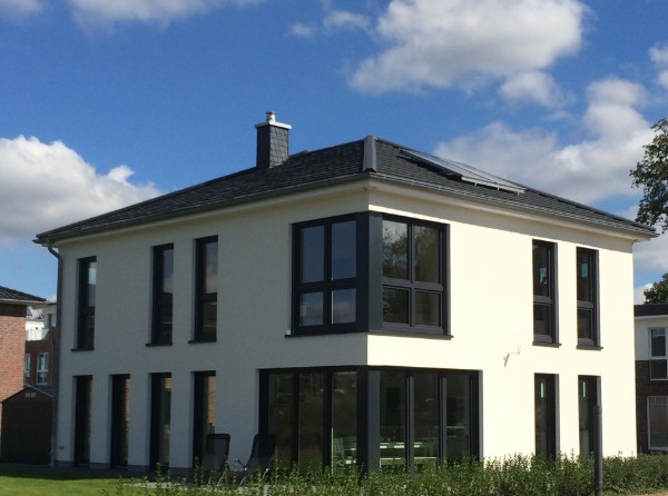 moderne Stadtvilla in wei&szlig; & anthrazieht