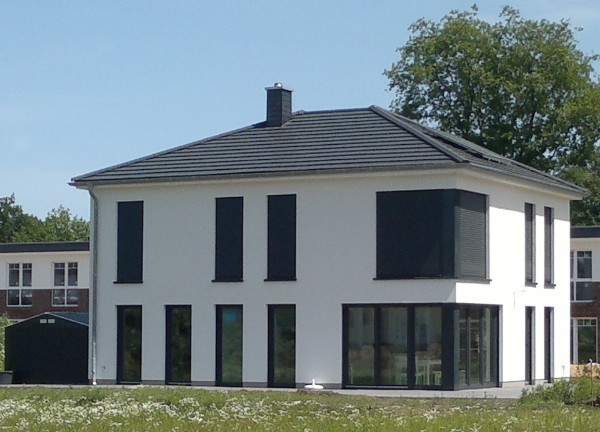 moderne Stadtvilla mit Eckfensterelementen