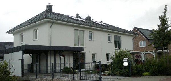 Doppelhaush&auml;lfte mit angebautem Carport