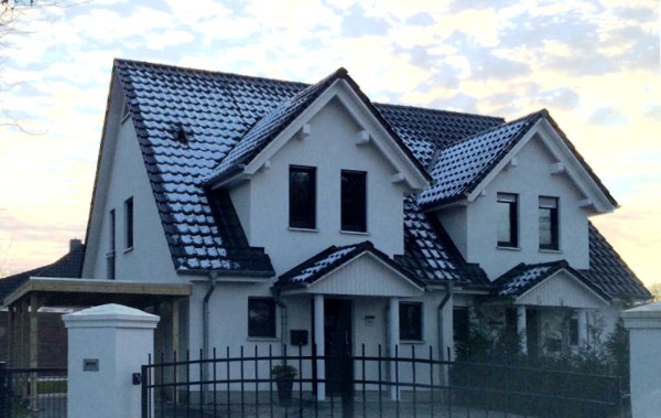 in sich versetztes Doppelhaus mit 4 Satteldachgauben