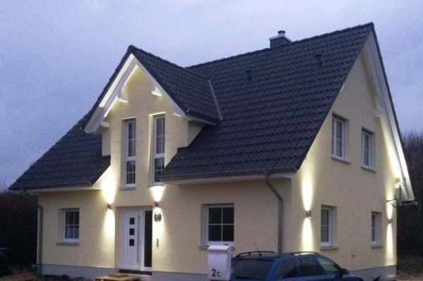 farbl. verputztes EFH mit sichtbaren Sparren und Pfettenk&ouml;pfen 