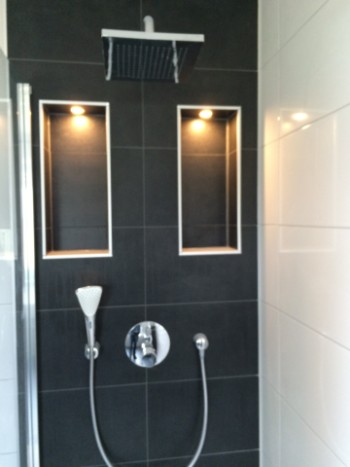 integrierte + beleuchtete Ablagen im Duschbereich