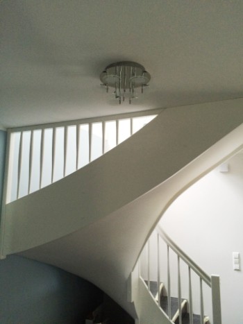 Betontreppe - gefliest mit wei&szlig;em Holzgel&auml;nder