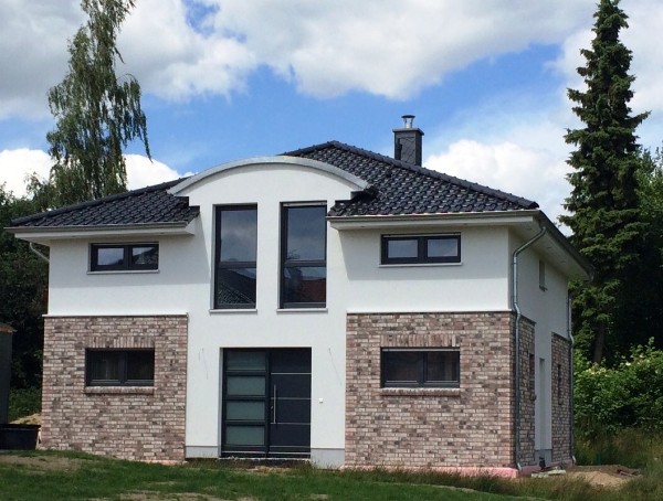 Stadtvilla mit Tonnengauben u. Teilverblendung